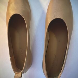 Everlane’s Day Glove flat in tan, size 10.5